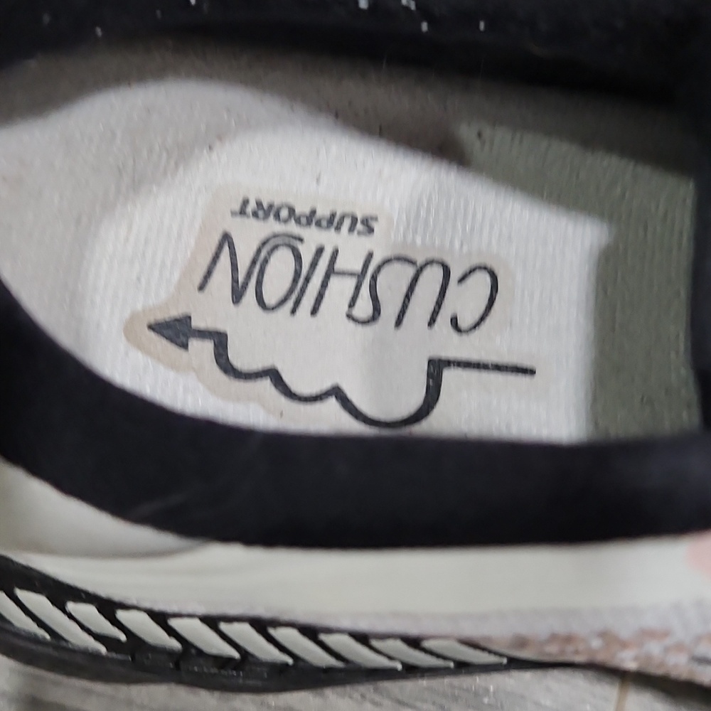 EUC Brooks Adrenaline GTS Black Gray & Powder Pink Sneakers - Picture 3 of 7